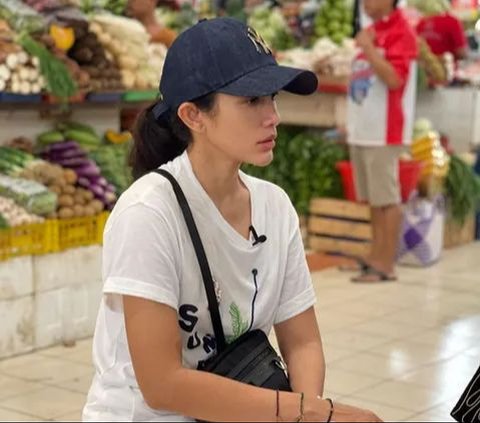 Portrait of Ussy Sulistiawaty Shopping at a Traditional Market, Bringing a Shopping List on Paper, Definitely Looks Like a Mom