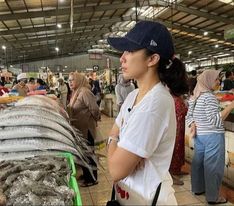 Portrait of Ussy Sulistiawaty Shopping at a Traditional Market, Bringing a Shopping List on Paper, Definitely Looks Like a Mom