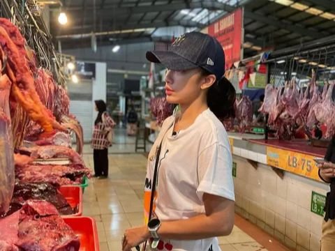 Portrait of Ussy Sulistiawaty Shopping at a Traditional Market, Bringing a Shopping List on Paper, Definitely Looks Like a Mom