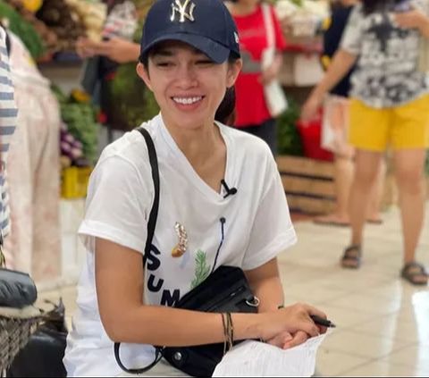 Portrait of Ussy Sulistiawaty Shopping at a Traditional Market, Bringing a Shopping List on Paper, Definitely Looks Like a Mom