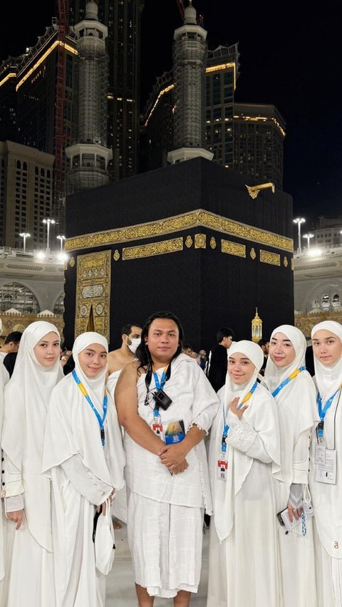 Hal itu bermula saat Keanu membagikan potretnya sedang berdiri di depan Kabah. Selebgram asal Bekasi ini tampil mengenakan pakaian ihram.