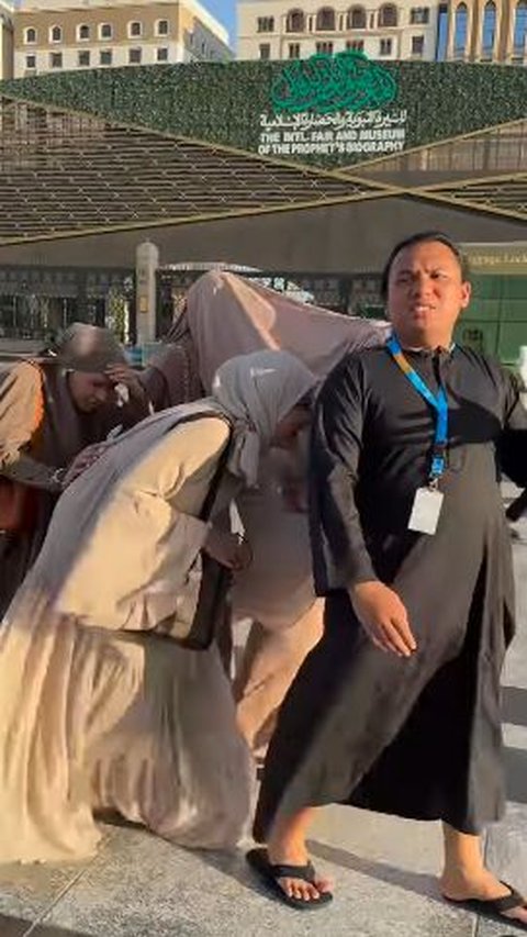 Namun penampilannya saat umrah dinilai sangat sesuai dengan syariat. Ia disebut menghormati aturan berpakaian saat menjalankan ibadah umroh.