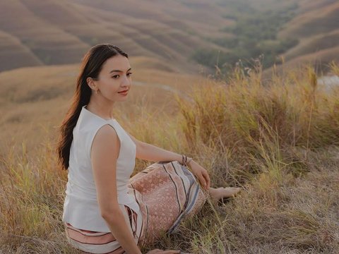 Travel Style Portrait of Raline Shah's Vacation in Sumba, Distracted by Her Natural Face