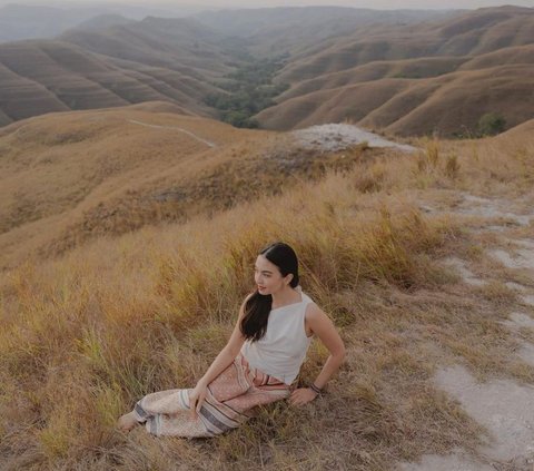 Travel Style Portrait of Raline Shah's Vacation in Sumba, Distracted by Her Natural Face