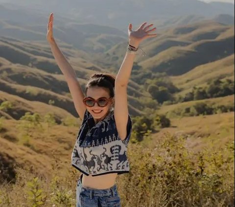 Travel Style Portrait of Raline Shah's Vacation in Sumba, Distracted by Her Natural Face