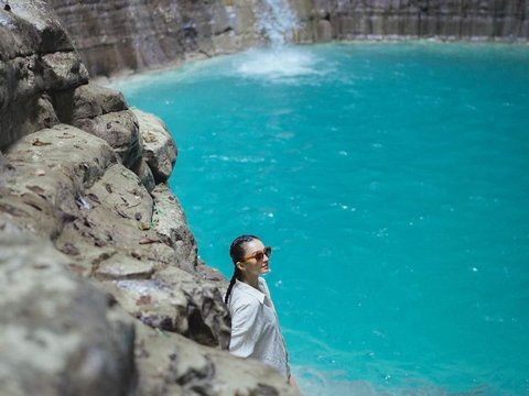 Travel Style Portrait of Raline Shah's Vacation in Sumba, Distracted by Her Natural Face