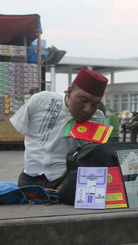 Pantang Menyerah! Kisah Dede Merajut Asa Jualan Juz Amma dan Tasbih Meski Hidup Tanpa Tangan dan Kaki