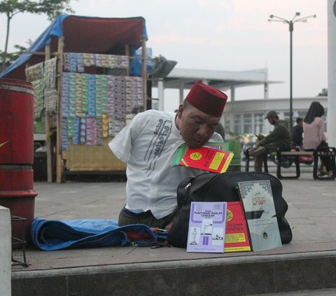 Never Give Up! The Story of Dede Weaving Hope Selling Juz Amma and Tasbih Despite Living Without Hands and Feet