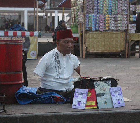 Never Give Up! The Story of Dede Weaving Hope Selling Juz Amma and Tasbih Despite Living Without Hands and Feet