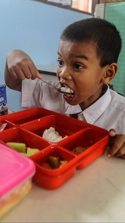 FOTO: Reaksi Murid SD Menikmati Makanan Bergizi Gratis Bersama Gibran<br>