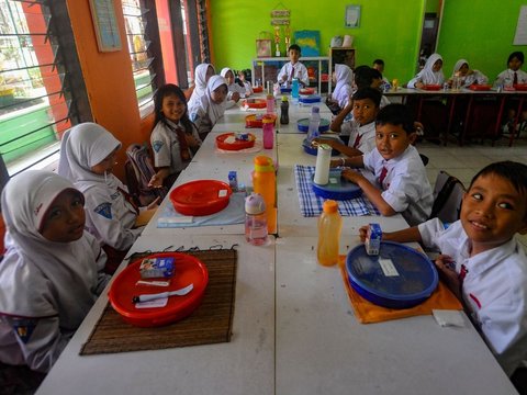 FOTO: Reaksi Murid SD Menikmati Makanan Bergizi Gratis Bersama Gibran