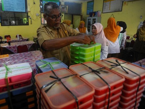 FOTO: Reaksi Murid SD Menikmati Makanan Bergizi Gratis Bersama Gibran