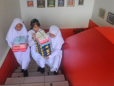 FOTO: Reaksi Murid SD Menikmati Makanan Bergizi Gratis Bersama Gibran