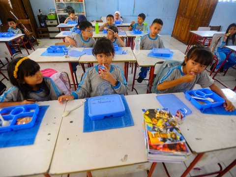 FOTO: Reaksi Murid SD Menikmati Makanan Bergizi Gratis Bersama Gibran