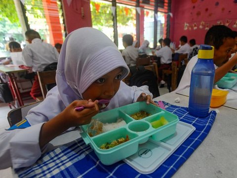 FOTO: Reaksi Murid SD Menikmati Makanan Bergizi Gratis Bersama Gibran