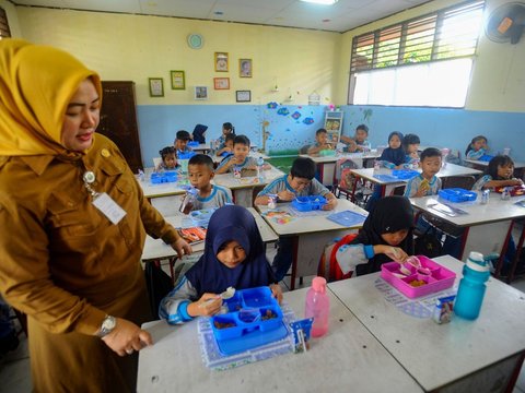 FOTO: Reaksi Murid SD Menikmati Makanan Bergizi Gratis Bersama Gibran