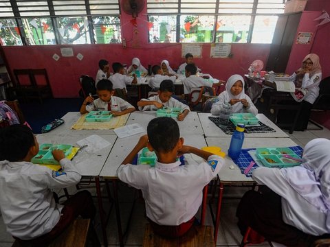 FOTO: Reaksi Murid SD Menikmati Makanan Bergizi Gratis Bersama Gibran