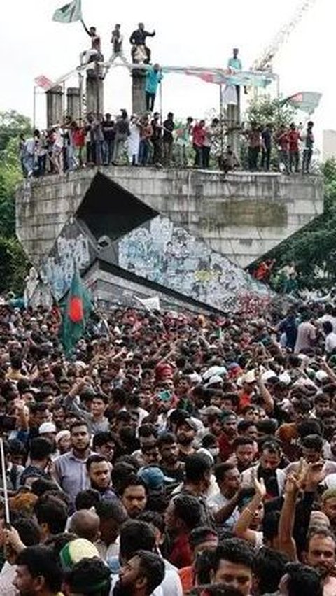 Berkuasa 15 Tahun, PM Bangladesh Akhirnya Mundur Lalu Kabur ke Luar Negeri, Kantornya Dijarah Demonstran