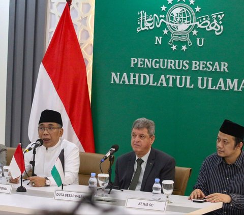 Duta besar Palestina untuk Indonesia Zuhair Al Shun (kanan) bersama Ketua Umum PBNU Yahya Cholil Staquf memberikan keterangan pers usai melakukan pertemuan di gedung PBNU, Jakarta, Senin (5/8/2024). Foto: merdeka.com / Arie Basuki<br>