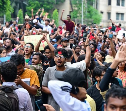 Aturan baru itu berarti peluang untuk menjadi pegawai negeri semakin menipis di tengah krisis pengangguran yang berlarut-larut.