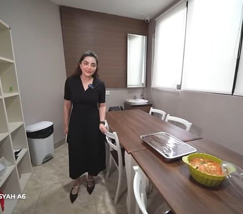 12 Potret Ruko Baru Ashanty Punya 3 Lantai, Dilengkapi Toko Kue Estetik Bernuansa Pink Hingga Kantor