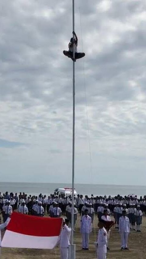 Viral Panjat Tiang Bendera