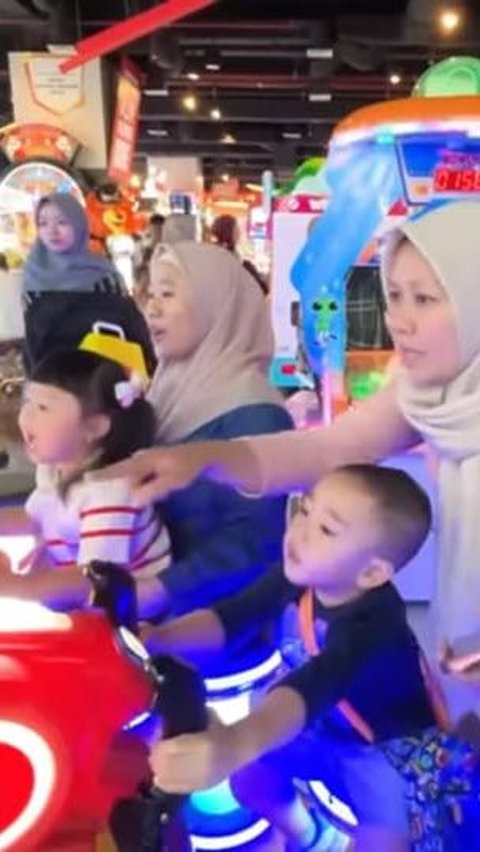 Potret Rayyanza 'Cipung' & Ameena Playdate ke Mal, Ogah Pegangan Tangan & Hanya Ditemani Para Pengasuh