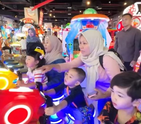 Potret Rayyanza 'Cipung' & Ameena Playdate ke Mal, Ogah Pegangan Tangan & Hanya Ditemani Para Pengasuh