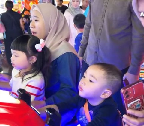 Potret Rayyanza 'Cipung' & Ameena Playdate ke Mal, Ogah Pegangan Tangan & Hanya Ditemani Para Pengasuh