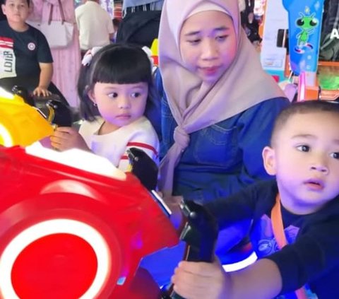 Potret Rayyanza 'Cipung' & Ameena Playdate ke Mal, Ogah Pegangan Tangan & Hanya Ditemani Para Pengasuh