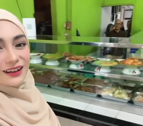 Kaya tapi Sederhana, ini 8 Potret Shandy Purnamasari Istri 'Crazy Rich Malang' Makan di Warteg Bareng Celine Evangelista