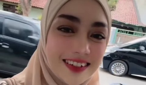 Makan di warteg memang memberikan kesan tersendiri bagi Celine Evangelista bersama sahabatnya, Shandy Purnamasari. Meski mereka orang-orang tajir, namun mereka tak gengsi makan di warteg.<br>