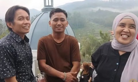 Momen Keseruan Tim Pengacara Pegi Setiawan Refreshing di Villa Ciwidey Bandung