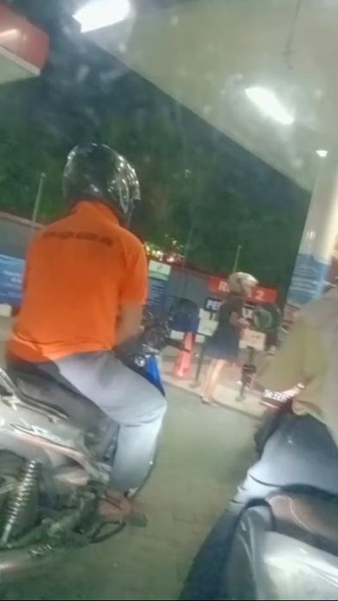 Wanita Ini Tegur Pengendara Motor yang Serobot Antrean saat Isi Bensin di SPBU, Aksinya Banjir Pujian<br>