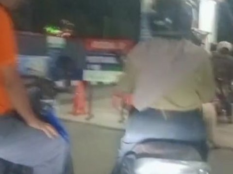 Wanita Ini Tegur Pengendara Motor yang Serobot Antrean saat Isi Bensin di SPBU, Aksinya Banjir Pujian