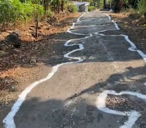 Hias Kampung Semarakkan HUT ke-79 RI, Warga di Jepara Ini Kritik Jalan Rusak dengan Kreatif