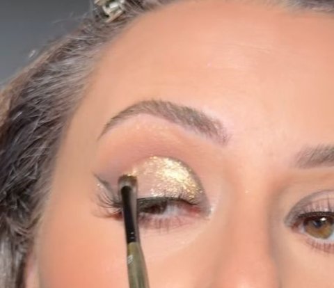 2 Ways to Use Shimmer Eyeshadow to Create a Different Effect