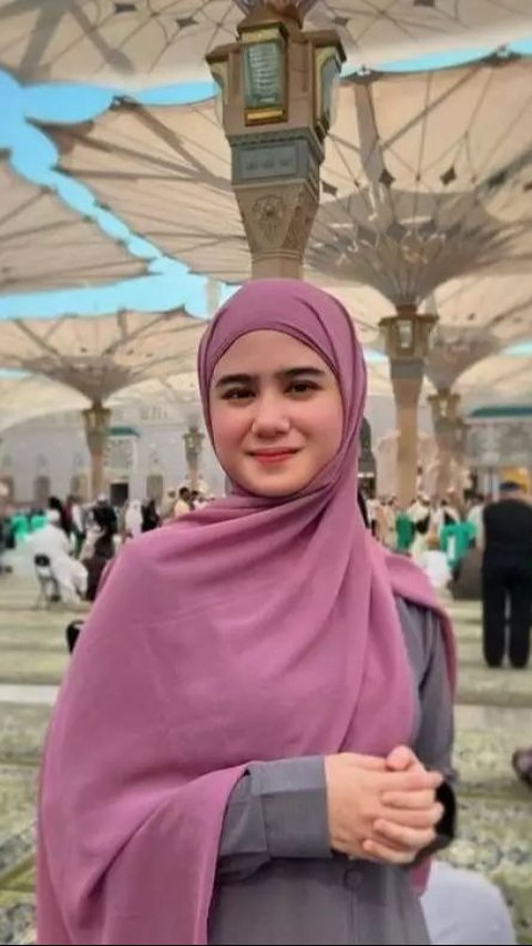 “Insya Allah, doain aja semoga secepatnya pakai hijab ya. Mudah-mudahan doa dari orang banyak, semoga segera terlaksana,