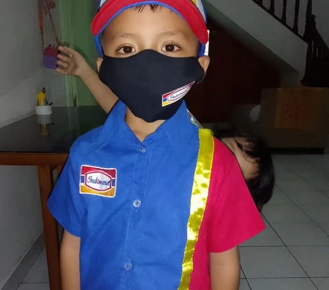 Kid Obsessed with Indomaret Even Makes Birthday Cake and Collects Uniforms