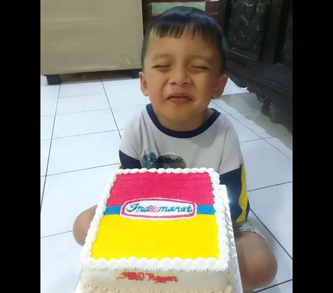 Kid Obsessed with Indomaret Even Makes Birthday Cake and Collects Uniforms