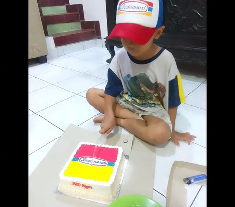 Kid Obsessed with Indomaret Even Makes Birthday Cake and Collects Uniforms