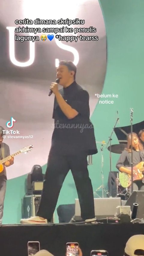 Viral Wanita Bawa Skripsi ke Konser untuk Minta Tanda Tangan dengan Tulus, Ini Judulnya