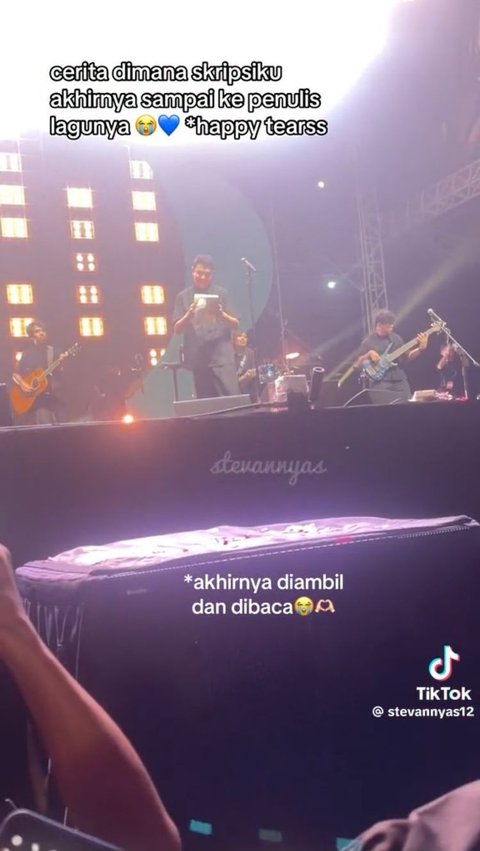 Viral Wanita Bawa Skripsi ke Konser untuk Minta Tanda Tangan dengan Tulus, Ini Judulnya