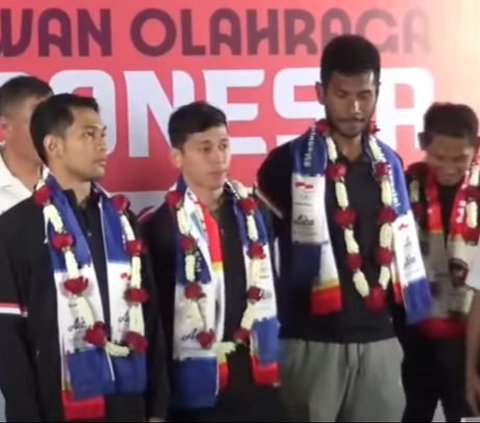 Momen Fajar Alfian dan Rian Ardianto Tiba di Tanah Air usai Tampil di Olimpiade Paris 2024, Diam Tanpa Kata