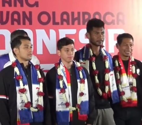 Momen Fajar Alfian dan Rian Ardianto Tiba di Tanah Air usai Tampil di Olimpiade Paris 2024, Diam Tanpa Kata