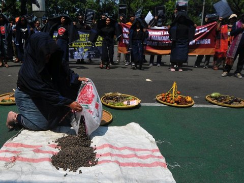 FOTO: Protes Keberadaan Perusahaan Tambang, Masyarakat Dairi Geruduk Mahkamah Agung Menuntut Keadilan