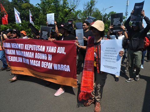 FOTO: Protes Keberadaan Perusahaan Tambang, Masyarakat Dairi Geruduk Mahkamah Agung Menuntut Keadilan