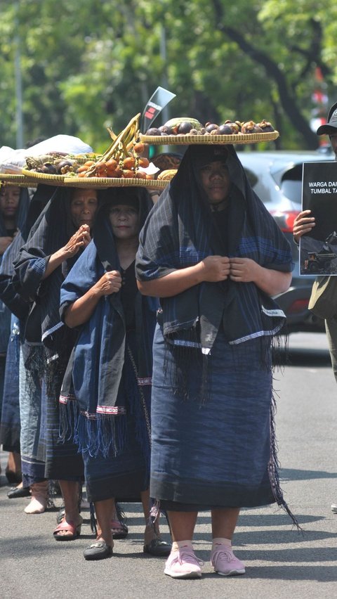 Dalam aksi tersebut, mereka menjemur biji kopi sebagai simbol protes terhadap ancaman perusahaan tambang yang mengancam ruang pertanian mereka. Foto: merdeka.com / Imam Buhori