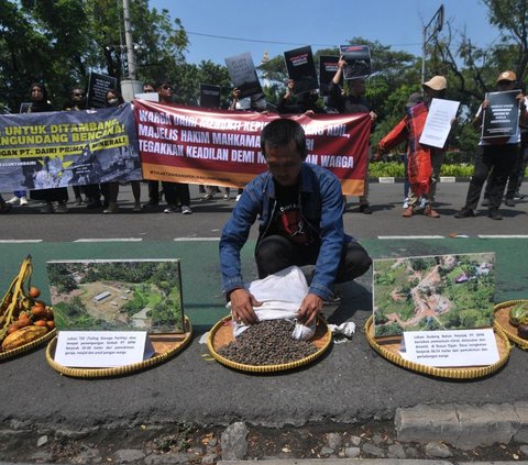 Mereka menuntut agar Majelis Hakim Mahkamah Agung memberikan putusan yang adil dan berpihak kepada rakyat kecil, serta menghentikan aktivitas perusahaan tambang yang dinilai merugikan lingkungan dan kehidupan masyarakat. Foto: merdeka.com / Imam Buhori