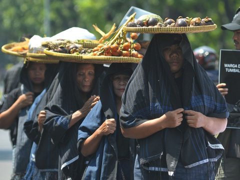 FOTO: Protes Keberadaan Perusahaan Tambang, Masyarakat Dairi Geruduk Mahkamah Agung Menuntut Keadilan